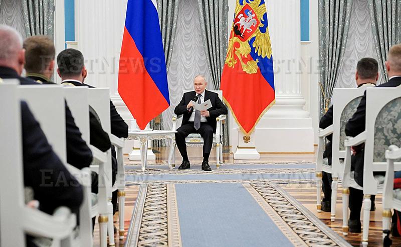 Putin Meets Graduates of �Time of Heroes� Program at Kremlin