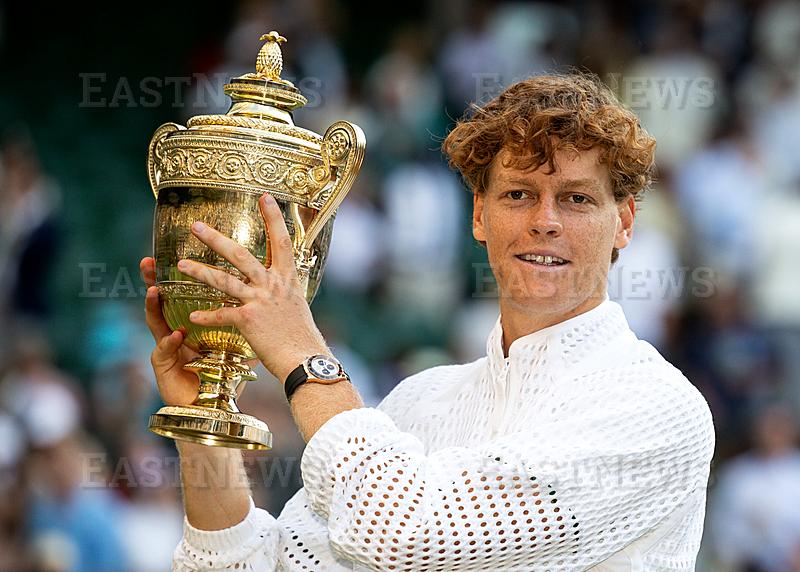 Sieger Jannik Sinner (ITA) haelt den Pokal, Trophy, Siegerehrung, Praesentation, Herren Einzel, Men`s SinglesTennis - Wimbledon 2026 - London - Grand Slam ITF / ATP / WTA -  AELTC  - Great Britain - 2026