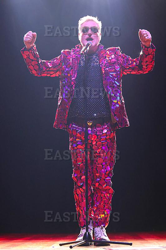 Andy Bell performing in Curitiba at the Teatro Positivo.