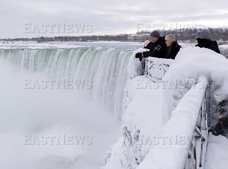 CANADA-ONTARIO-NIAGARA FALLS-WINTER VIEWS