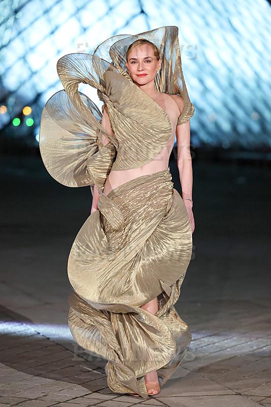 PARIS: The Grand Diner du Louvre - Arrivals Photocall