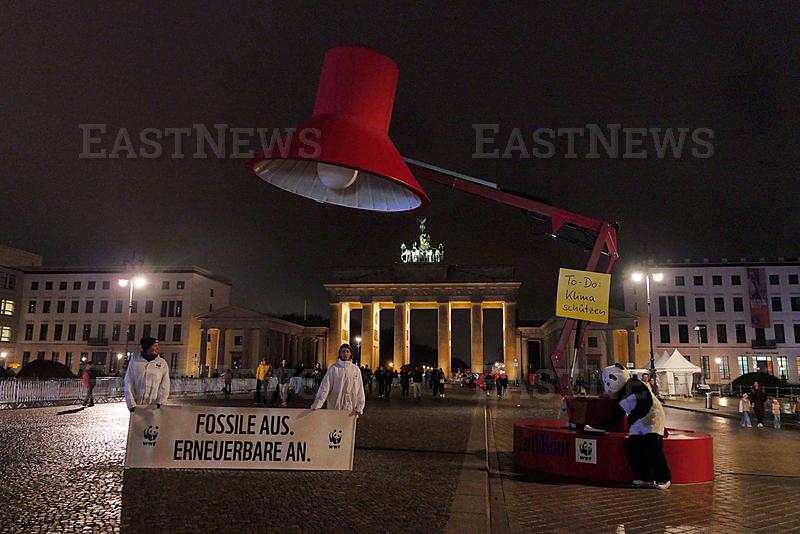 28.03.2026, Berlin - Deutschland. Earth Hour am Brandenburger Tor fur den Klimaschutz. *** 28 03 2026, Berlin Germany Ea