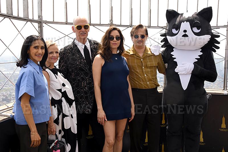 Cast Of Prime�s Kevin visit the Empire State Building